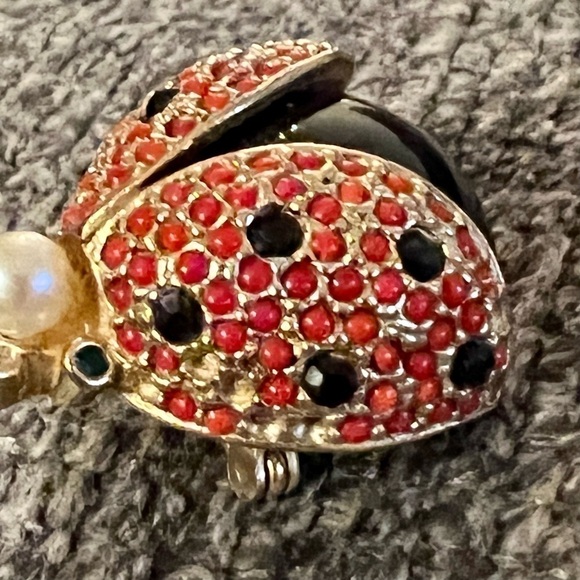 HATTIE CARNEGIE vintage ladybug pin - Picture 7 of 7